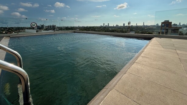 Una piscina con un horizonte urbano al fondo.