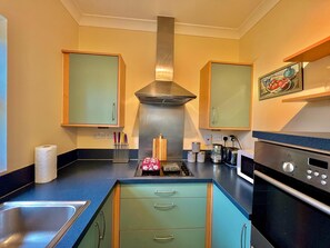 Apartment | Private kitchen | Fridge, microwave, oven, stovetop - Captivating 1-bed Apartment in Cambridge (Cambridge)