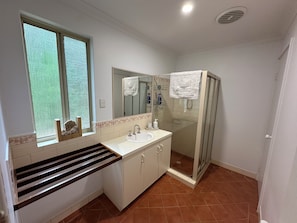 Shower, hair dryer, towels, soap - A cosy space located 400m from Dunsborough city centre. Pet friendly! (Dunsborough)