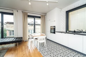 คอมฟอร์ทอพาร์ทเมนท์, 2 ห้องนอน | ครัวขนาดเล็กส่วนตัว | ตู้เย็น, เตาอบ, เตาประกอบอาหาร, เครื่องล้างจาน