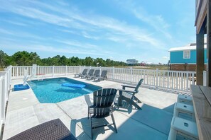 Utendørsbasseng og et oppvarmet basseng