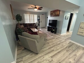 Smart TV - PREMIER LOCATION - UF / Shands / Gainesville. Closest Condo to Campus! (Gainesville)