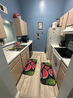 Fridge, microwave, oven, stovetop - PREMIER LOCATION - UF / Shands / Gainesville. Closest Condo to Campus! (Gainesville)