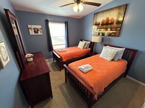 3 bedrooms, iron/ironing board, WiFi, bed sheets - PREMIER LOCATION - UF / Shands / Gainesville. Closest Condo to Campus! (Gainesville)