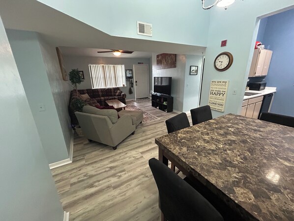 Interior - PREMIER LOCATION - UF / Shands / Gainesville. Closest Condo to Campus! (Gainesville)