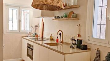 Een magnetron, een oven, een kookplaat, een vaatwasser