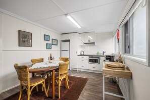 ثلاجة، ميكروويف، محمصة خبز، مستلزمات طهي/أطباق/أوعية