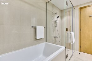 Apartment, Stadtblick | Badezimmer | Badewanne und Dusche (separat), kostenlose Toilettenartikel