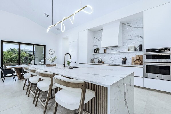 ثلاجة، ميكروويف، فرن، موقد طهي مسطح