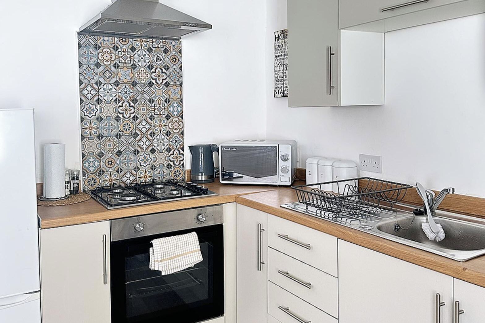 電冰箱、微波爐、烤箱、爐台