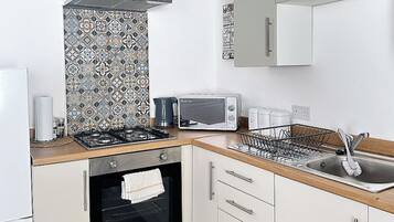 Lemari es, microwave, oven, dan kompor