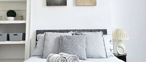 3 عدّة غرف نوم ومكواة/لوح كي وواي فاي مجانًا وملاءات أسرّة