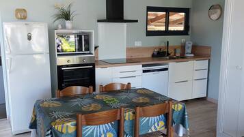 Een koelkast, een microgolfoven, een oven, een vaatwasser