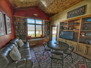 Televisión y chimenea 