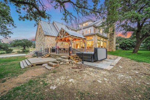 Hidden Hills I Family Vacation, Hot tub, Sleeps 24, 56 scenic acres for hiking!