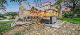 Hidden Hills I Family Vacation, Hot tub, Sleeps 24, 56 scenic acres for hiking!