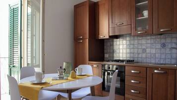 Fridge, oven, stovetop, coffee/tea maker