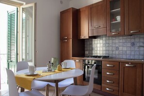 Fridge, oven, stovetop, coffee/tea maker