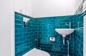 Sèche-cheveux, serviettes fournies, savon, shampoing