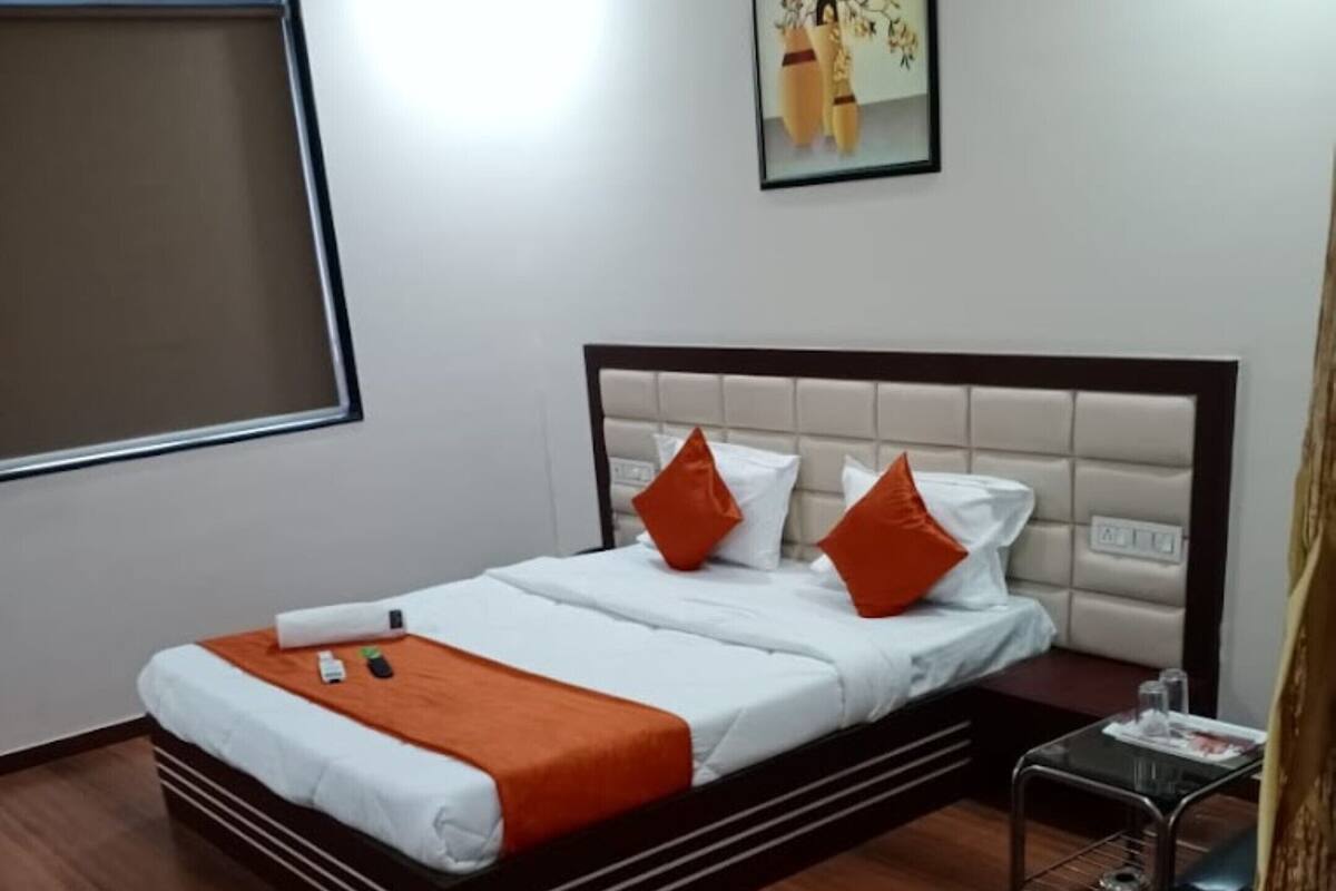 WiFi (free), bed sheets