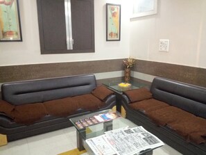 Lobby sitting area - Hotel Raviraj Palace Rajkot (Rajkot)
