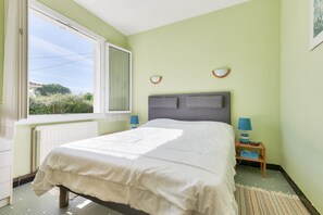 4 bedrooms, iron/ironing board, free WiFi