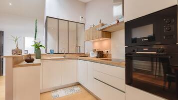 Réfrigérateur, micro-ondes, four, lave-vaisselle