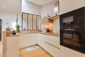 Een koelkast, een microgolfoven, een oven, een vaatwasser