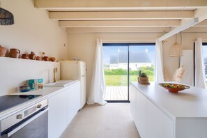 Kylskåp, ugn, diskmaskin och kaffe- och tebryggare