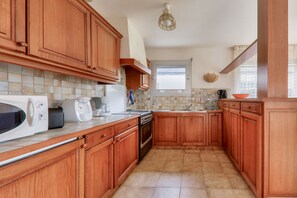 Frigorífico, microondas, horno y cafetera o tetera