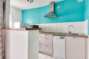 Een koelkast, een magnetron, een oven, een vaatwasser