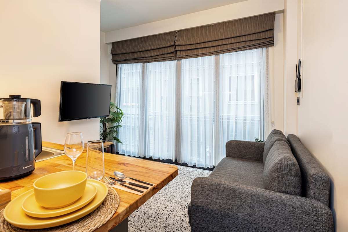 Premium Suite, Non Smoking | Living area | 32-inch Smart TV with digital channels