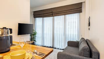 Premium-Suite, Nichtraucher | Wohnbereich | 32-Zoll-Smart-TV mit Digitalempfang