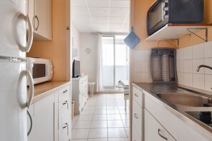 Fridge, microwave, oven, coffee/tea maker