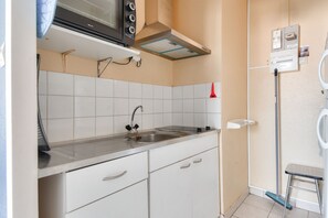 Frigorífic, microones, forn i cafetera i tetera