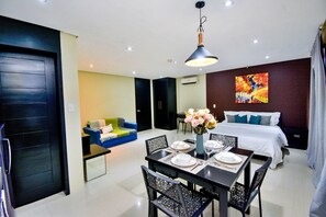 開放式套房 | 高級寢具、羽絨被、房內夾萬、書桌