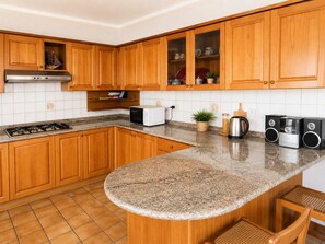 Coffee/tea maker, fridge, microwave, stovetop