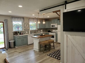 Fridge, microwave, oven, stovetop - Lake Retreat With Hot Tub (Howe)