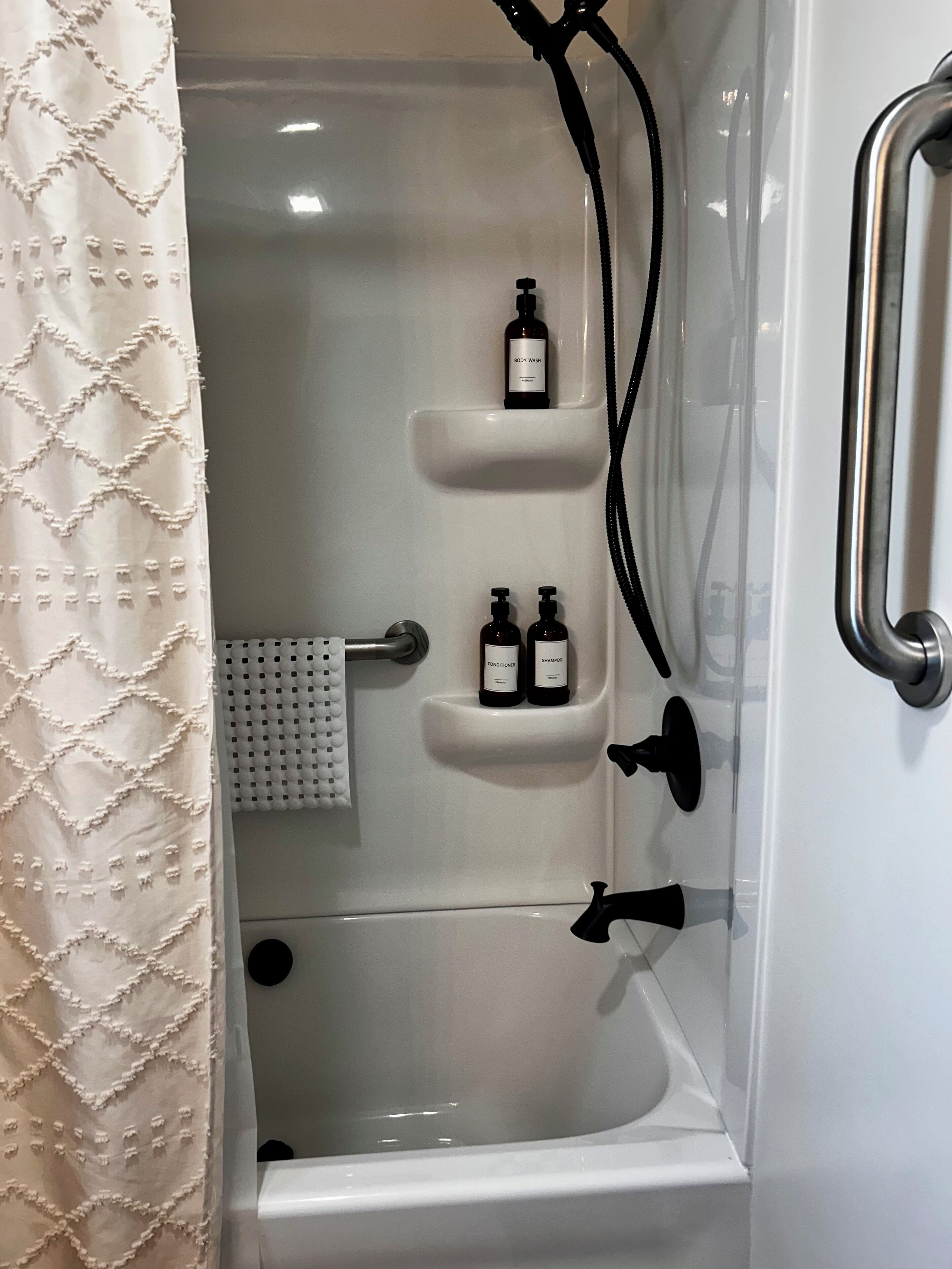 Douche, sèche-cheveux, serviettes fournies, savon