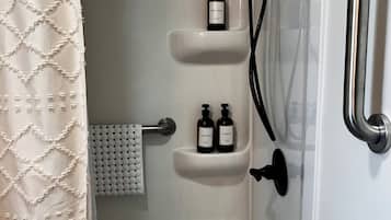 Douche, sèche-cheveux, serviettes fournies, savon