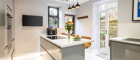 Refrigerador, microondas, horno y parrilla de estufa