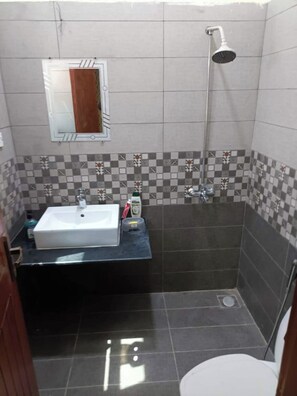 Double Room | Bathroom - Hilton Inn Hotel (Rawalpindi)