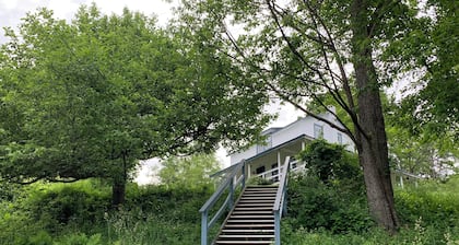 Catskill Farmhouse, mountain views, spring-fed swimming pond with deck, 22 acres
