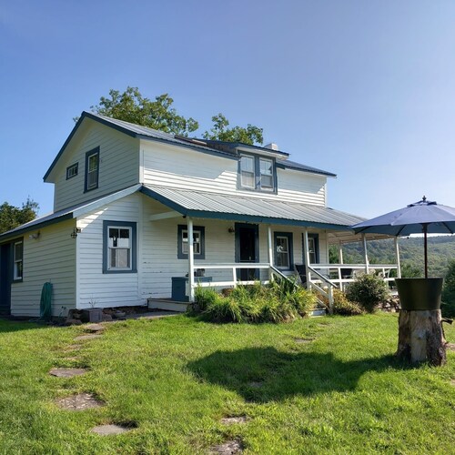 Catskill Farmhouse, mountain views, spring-fed swimming pond with deck, 22 acres