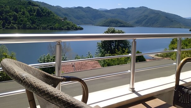 A balcony with a view of a lake and mountains. - ayvacık Hotel Restoran (Ayvacik)