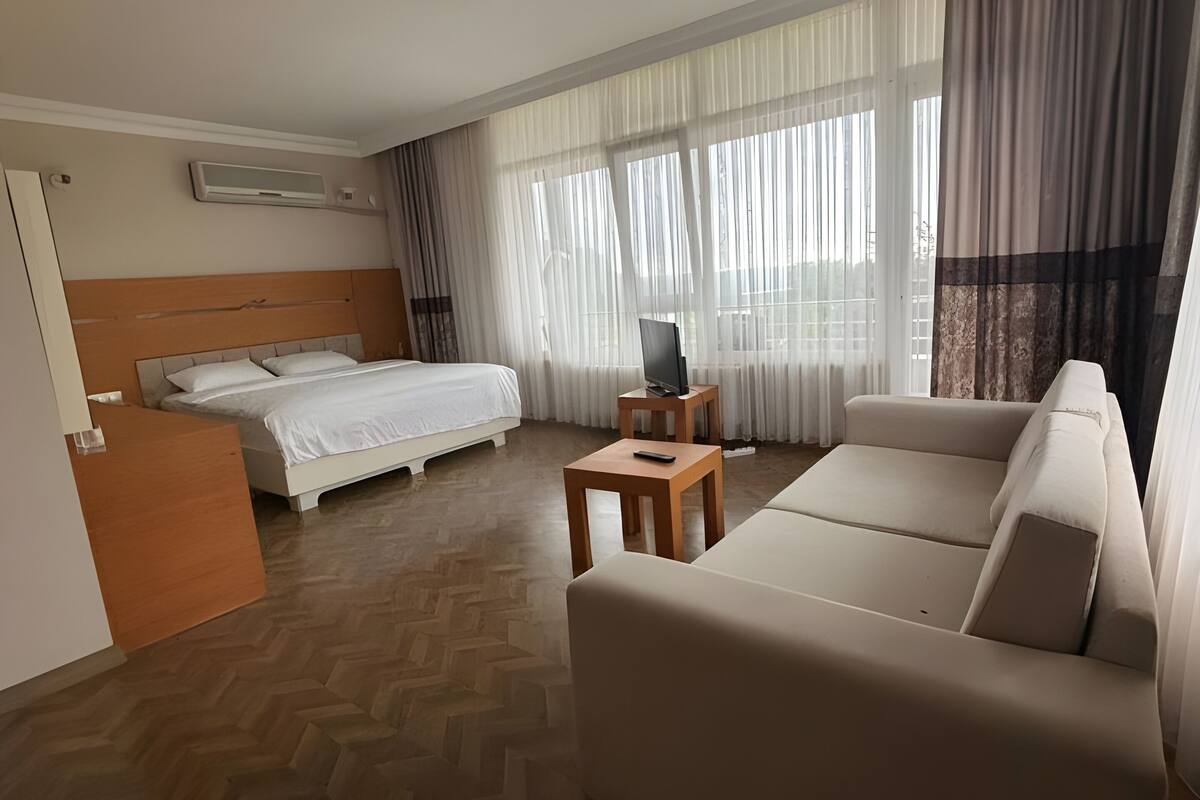 Deluxe Double Room | Desk, iron/ironing board (on request), WiFi (free)