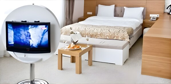 Standard Room, Lake View | 1 bedroom, desk, iron/ironing board, free WiFi