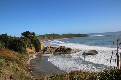 Relax at "Rocky Point" - a private, modern home w/cliff views of the Tasman Sea.
