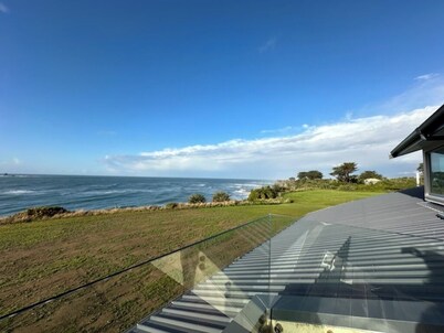 Relax at "Rocky Point" - a private, modern home w/cliff views of the Tasman Sea.