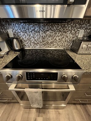 冷蔵庫、電子レンジ、オーブン、コンロ